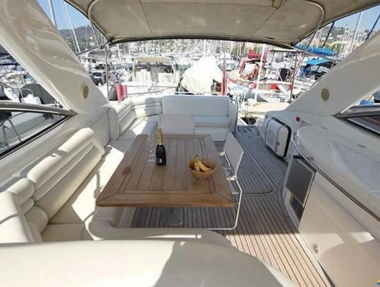 Hire Motorboat Sunseeker with a boat licence