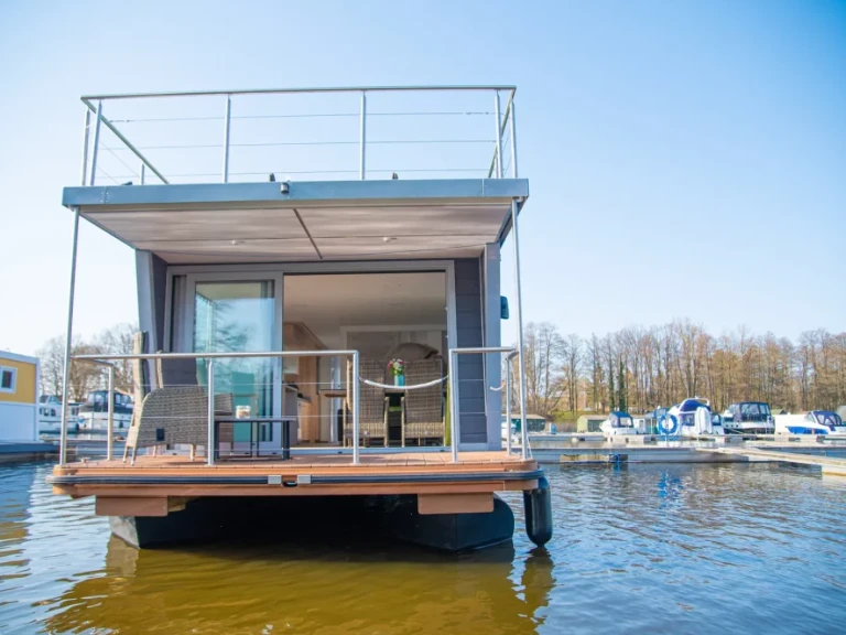 Charter a WOMA D13 Standard in Buchholz on Samboat