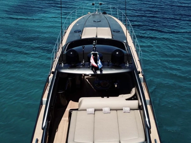 Hire Luxury Yacht Sunseeker with a boat licence