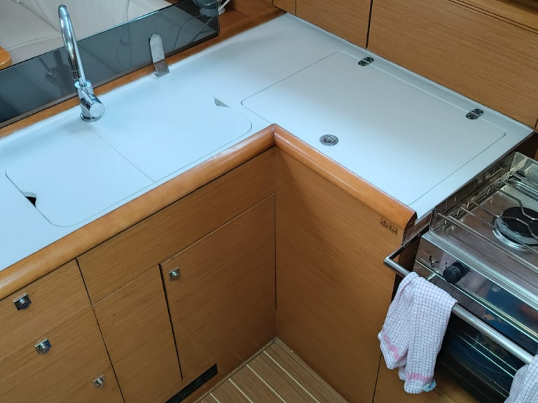 Sailboat hire in Port-Haliguen - Jeanneau Sun Odyssey 379