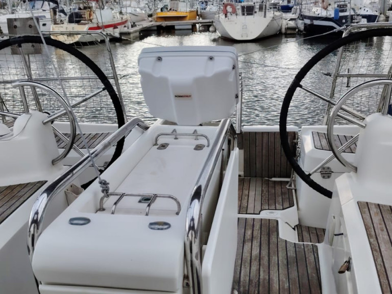 Hire Sailboat with or without skipper Jeanneau Port-Haliguen