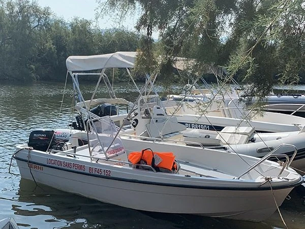 Hire Motorboat Terhi with a boat licence