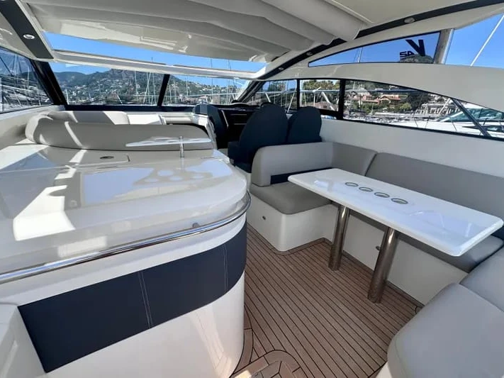 Yacht charter Villeneuve-Loubet - Princess Princess V42 on SamBoat