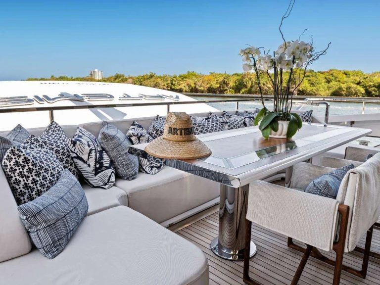Luxury Yacht to hire Bahamas at the best price
