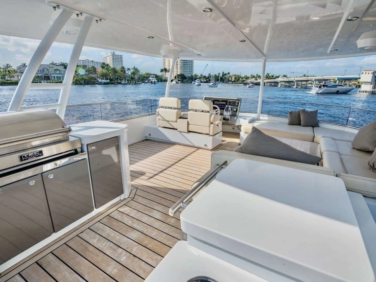 Luxury Yacht to hire Nassau at the best price