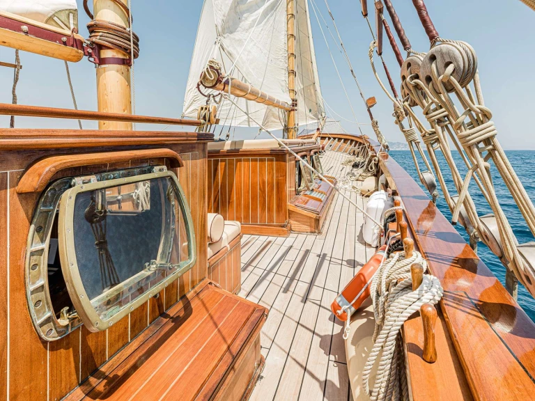 Luxury Yacht hire in Cannes - Schooner O'Remington 