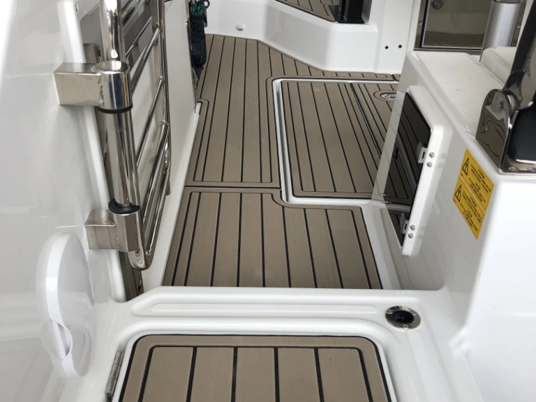 Hire Motorboat Jeanneau with a boat licence