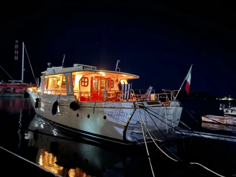 Hire Motorboat Cantieri Santa Margherita with a boat licence