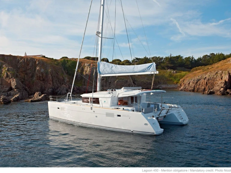 Catamaran to hire Tourlos at the best price