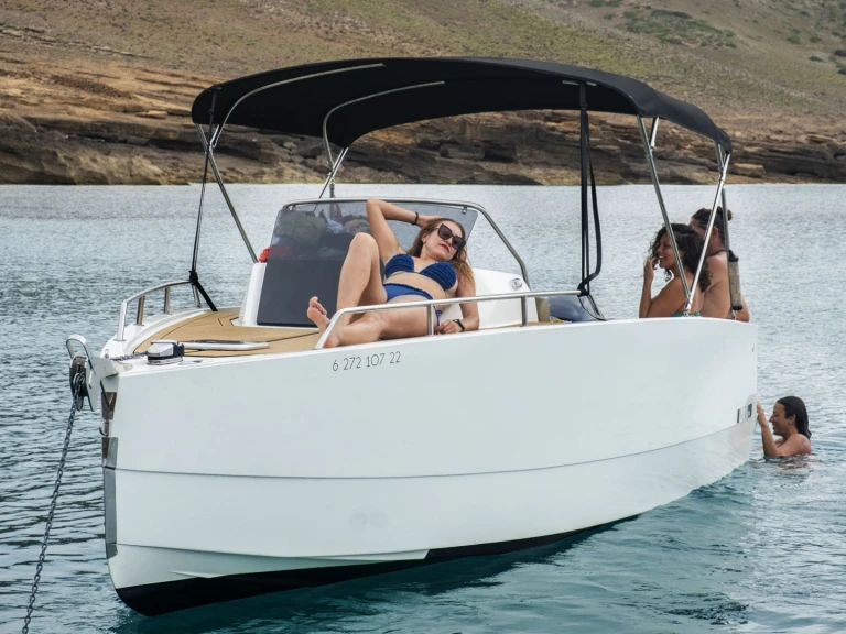 Hire Motorboat Nuva with a boat licence