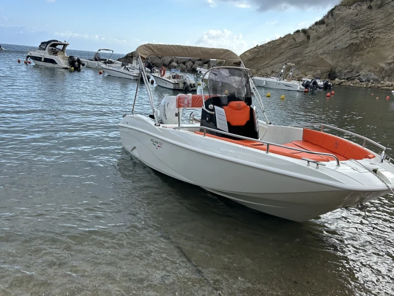 Hire Motorboat Prua al vento with a boat licence