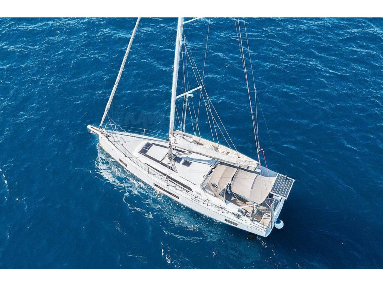 Sailboat to hire Plataniás at the best price