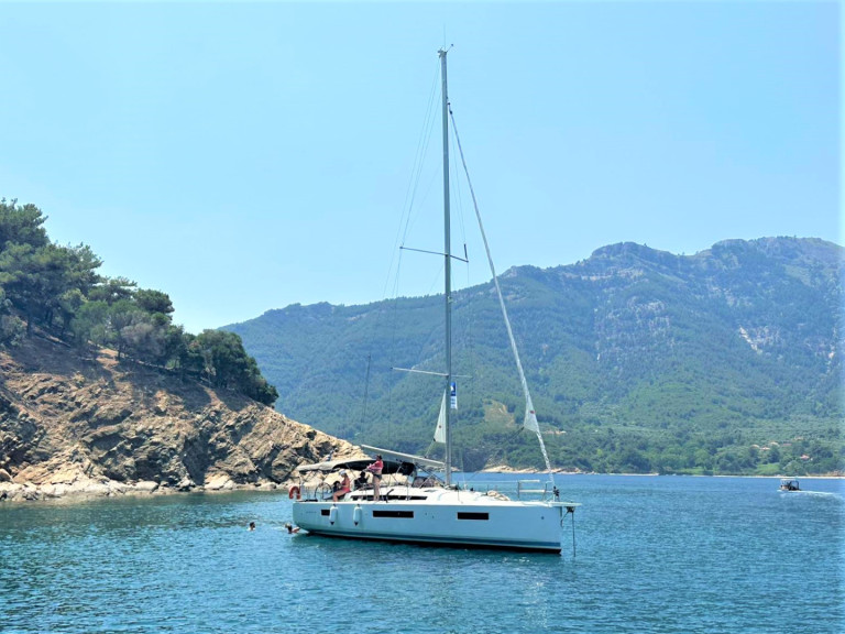 Charter a Jeanneau Sun Odyssey 440 in Plataniás on Samboat