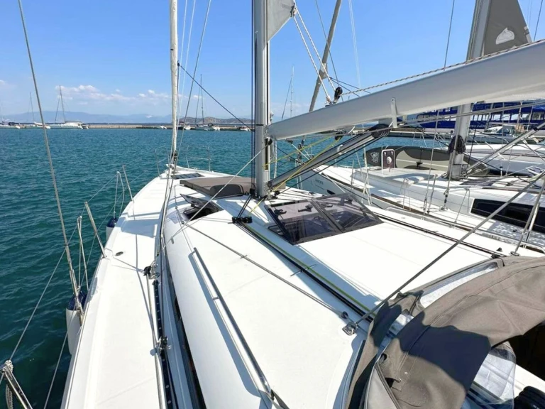 Hire Sailboat Jeanneau with a boat licence
