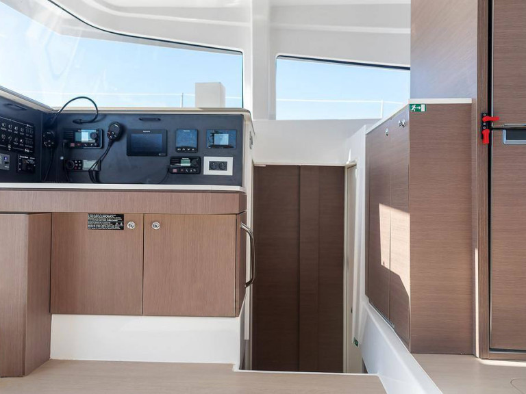 Catamaran to hire Préveza at the best price