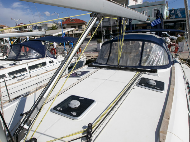 Sailboat to hire Plataniás at the best price