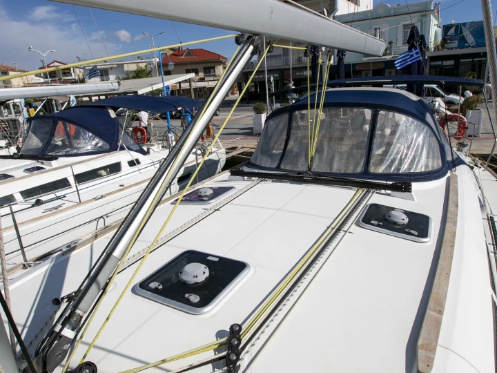 Sailboat to hire Plataniás at the best price