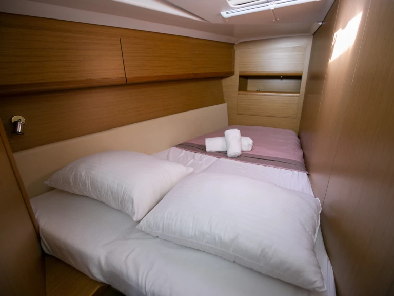 Sailboat hire in Plataniás - Jeanneau Sun Odyssey 49i