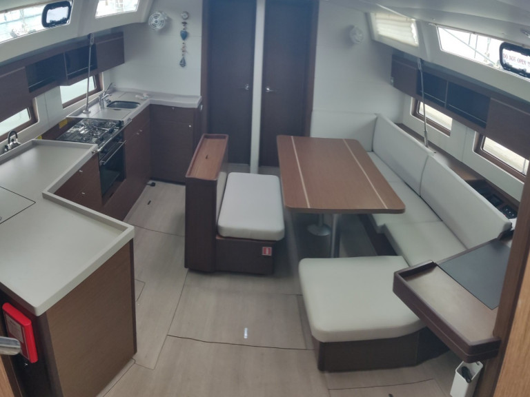 Charter a Bénéteau Oceanis 46.1 in Plataniás on Samboat