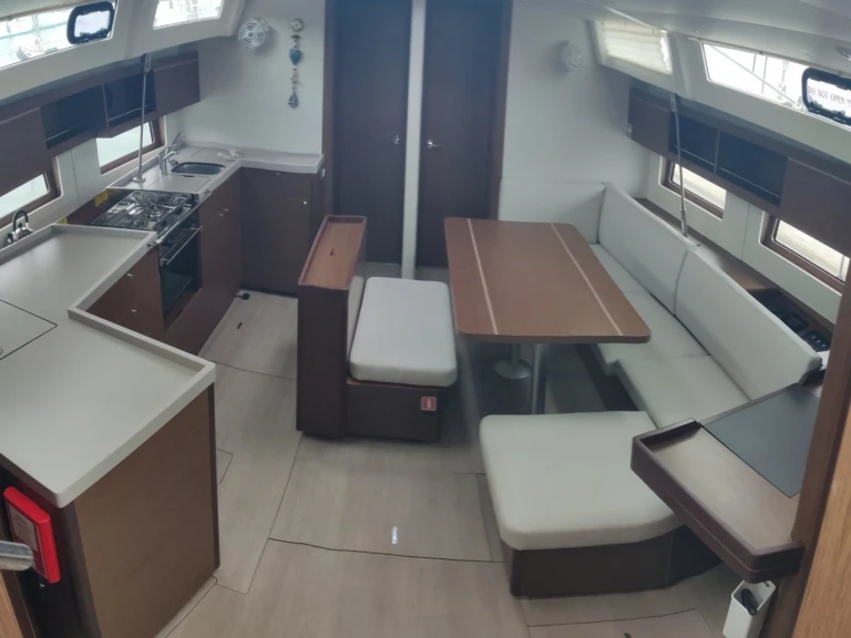 Charter a Bénéteau Oceanis 46.1 in Plataniás on Samboat
