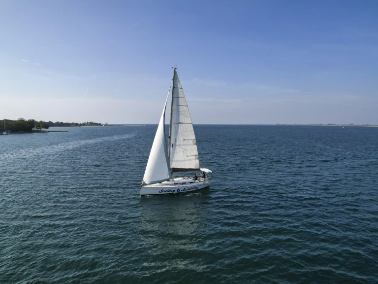 Sailboat to hire Plataniás at the best price