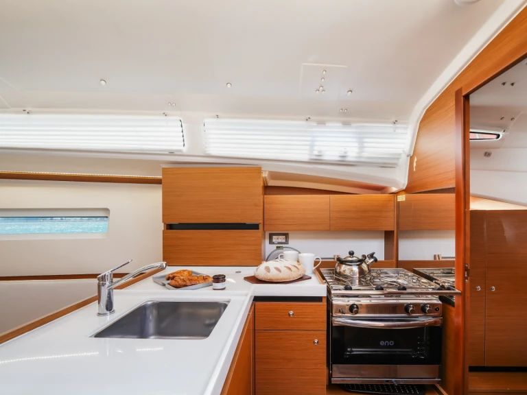 Hire Sailboat Jeanneau with a boat licence