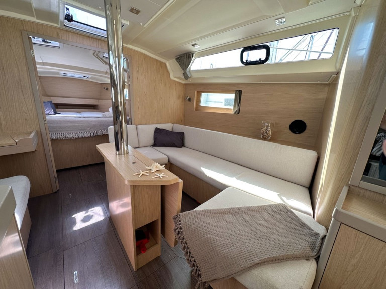 Hire a Bénéteau Oceanis 41.1 Cambrils