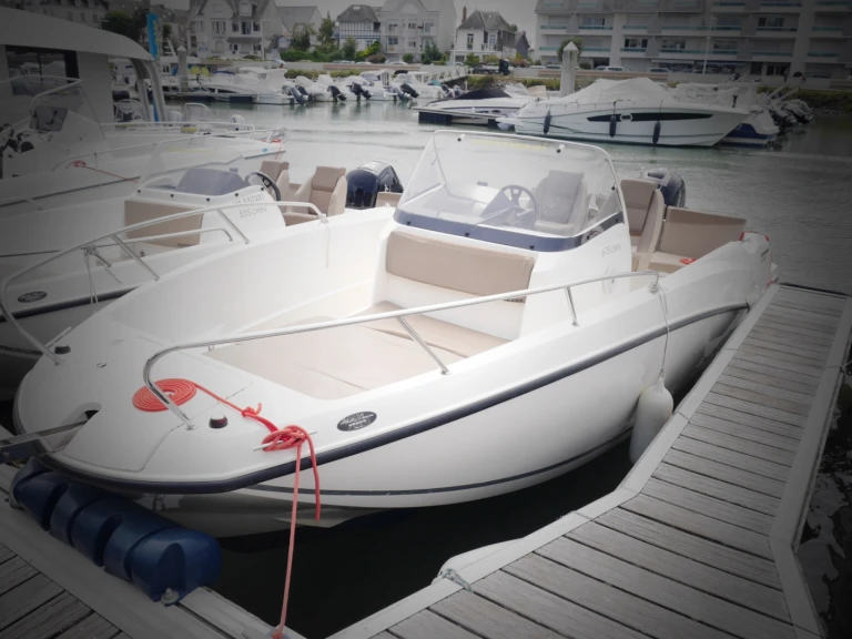 Motorboat hire in La Baule-Escoublac - Quicksilver QUICKSILVER 675 ACTIV