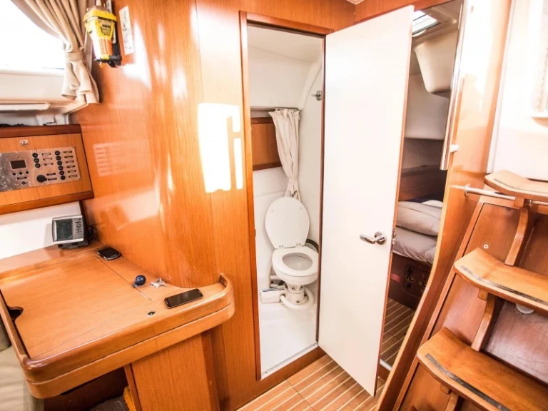 Charter a Bénéteau Oceanis 43 in Ormos Panagias on Samboat