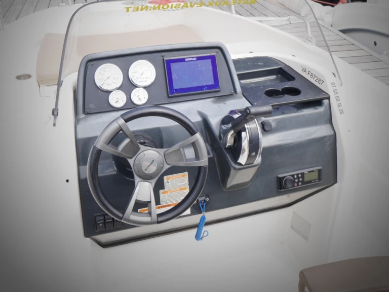 Hire Motorboat Quicksilver with a boat licence