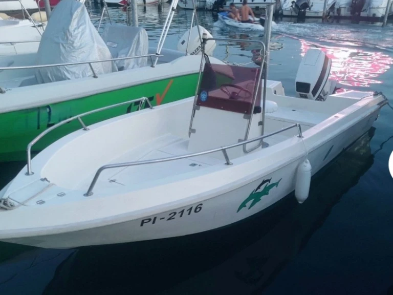 Hire Motorboat Sidra Cantieri with a boat licence