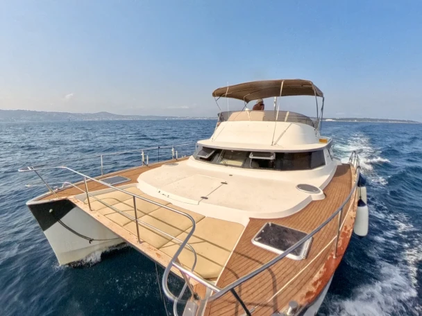 Hire Catamaran Fountaine Pajot with a boat licence