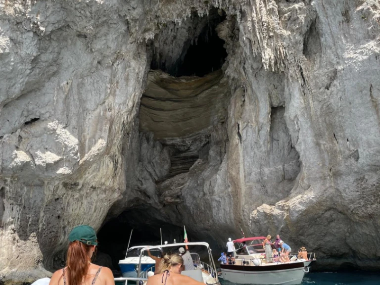 Hire Motorboat bimax with a boat licence