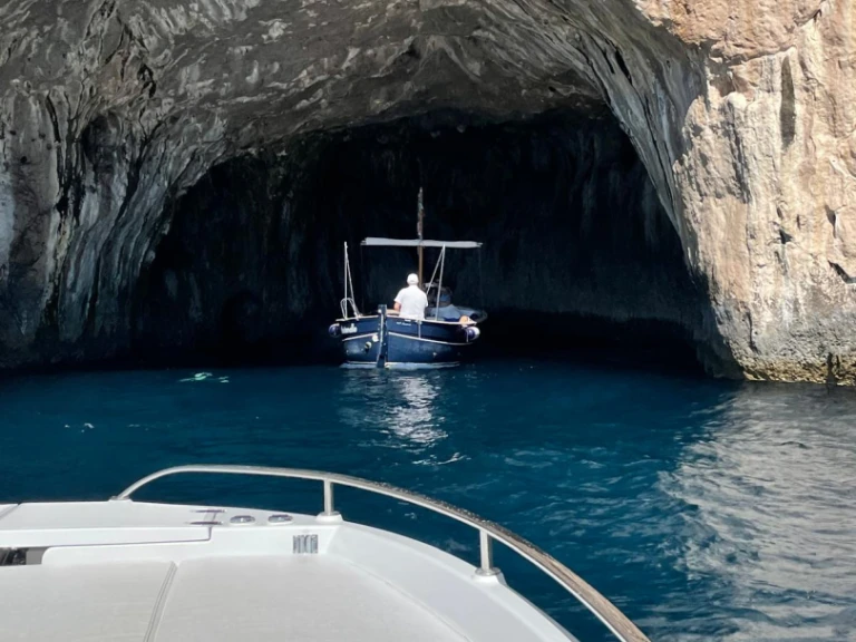 Motorboat to hire Naples at the best price