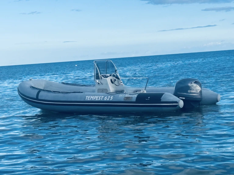 RIB hire in Pinarellu - Capelli Tempest 625 work