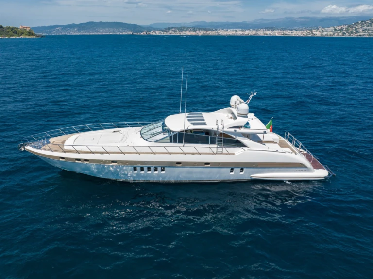 Hire Luxury Yacht  with a boat licence