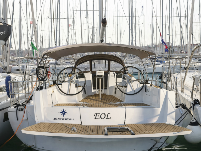 Hire Sailboat Jeanneau with a boat licence