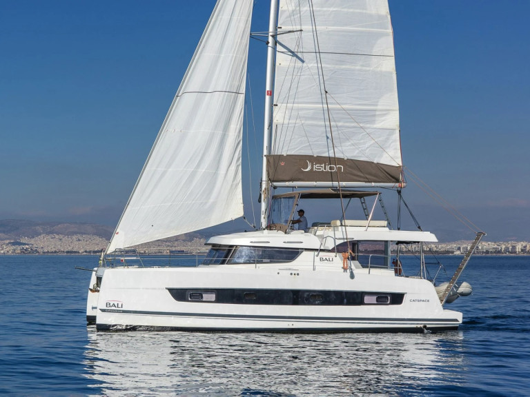 Catamaran to hire Lefkáda at the best price