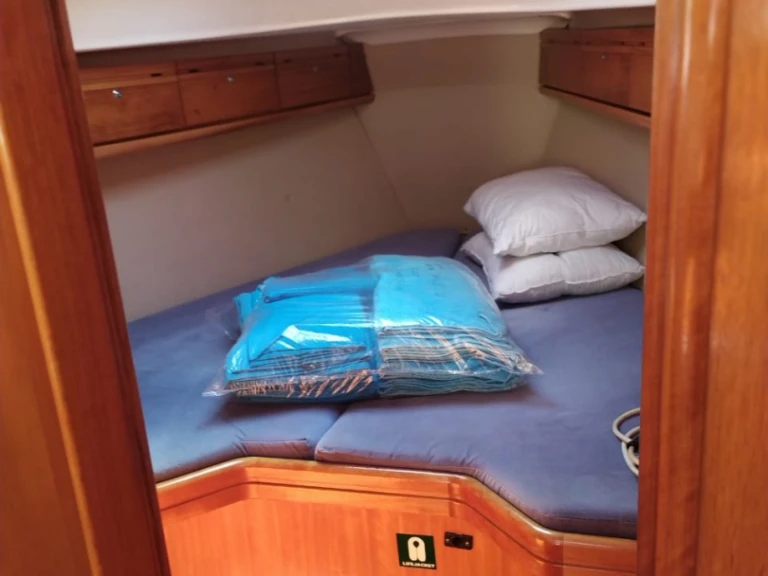 Hire a Bavaria Cruiser 33 Lefkáda