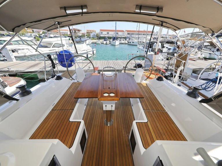 Hire Sailboat Bavaria with a boat licence