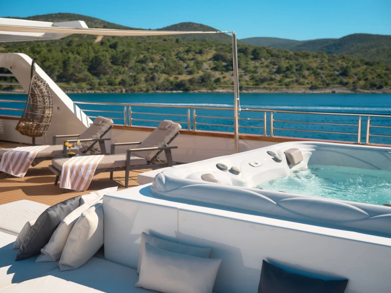 Yacht hire Split cheap Motoryacht Cristal