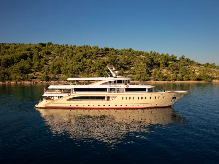 Yacht hire Split cheap Motoryacht Queen Eleganza