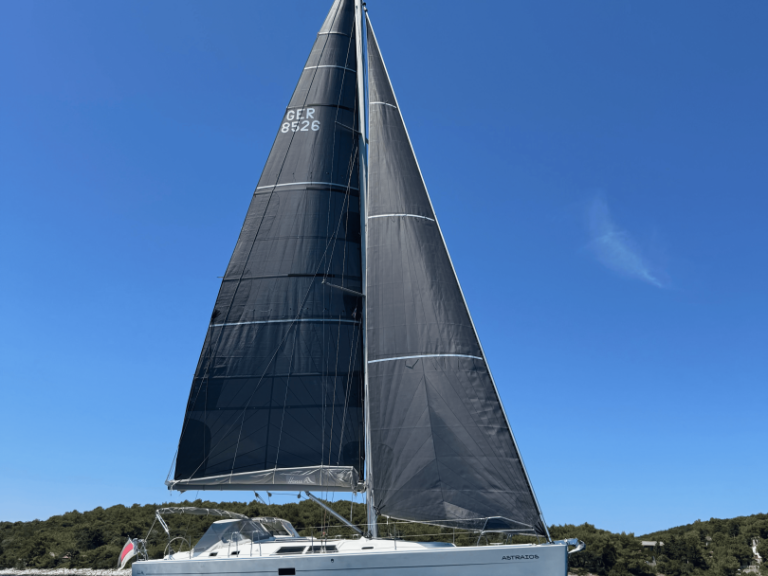 Charter a Hanse Hanse 430 E in Pula on Samboat