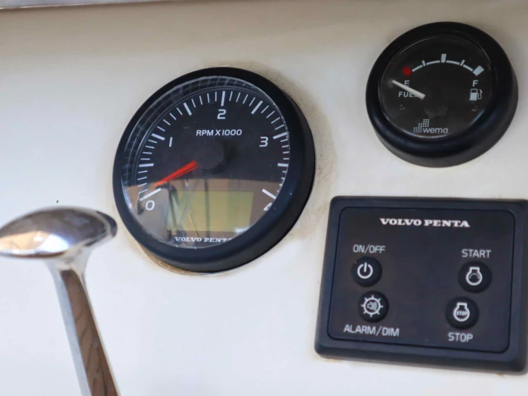 Charter a Bavaria Cruiser 40 in Néa Péramos on Samboat