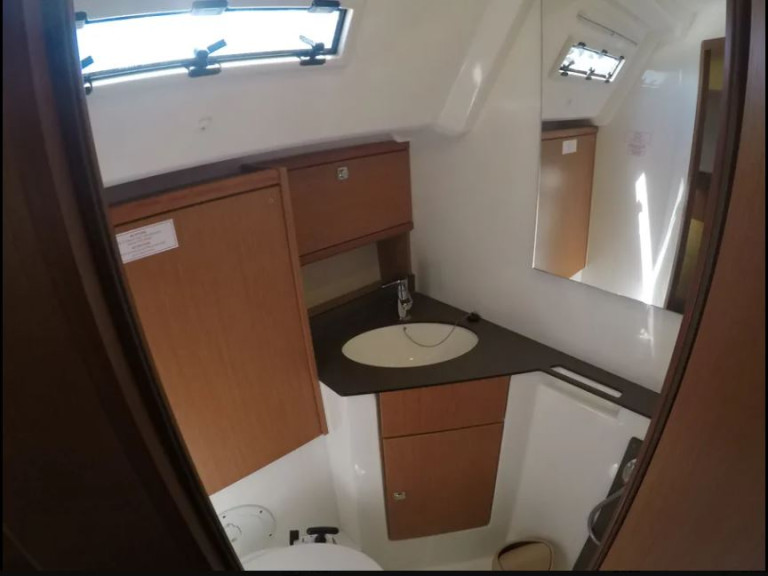 Sailboat to hire Lefkáda at the best price