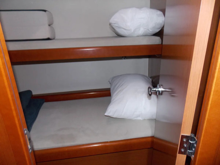 Charter a Bénéteau Beneteau Oceanis 46 in Volos on Samboat