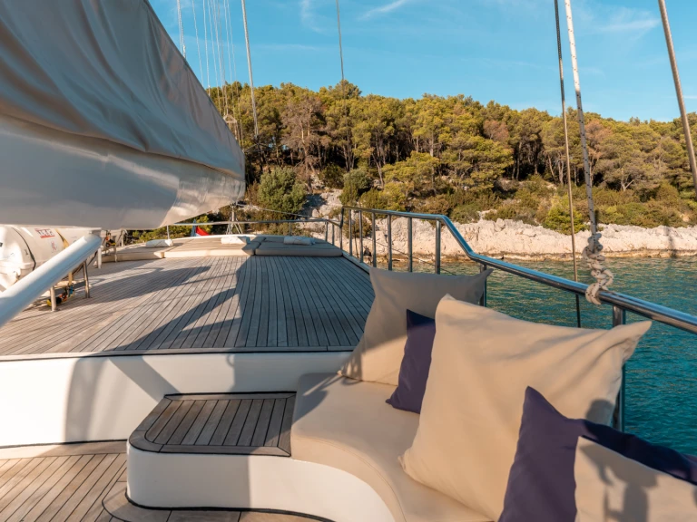 Hire Sailboat  with a boat licence