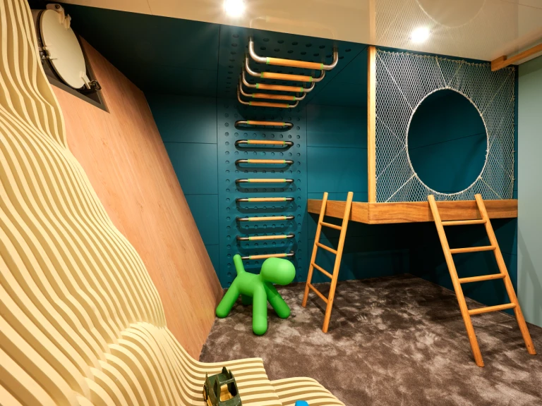 Hire Luxury Yacht  with a boat licence