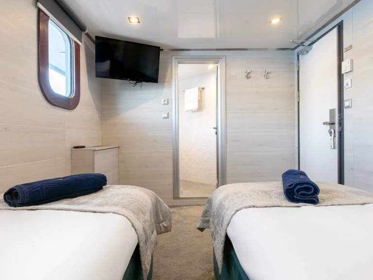 Hire a  Motoryacht Yolo Split