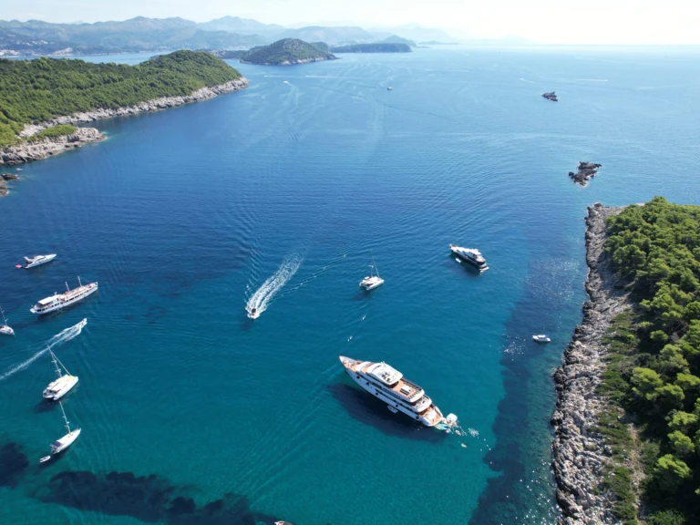 Yacht hire Split cheap Motoryacht Yolo